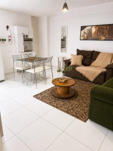 a living room with a couch and a table at LEON MARIA HOSPEDAGENS - Smart Flat Hotel e Residence in Mogi das Cruzes +31 photos