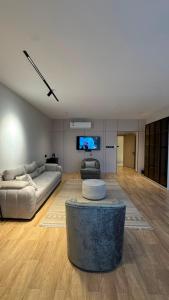 ein großes Wohnzimmer mit Sofa und Tisch in der Unterkunft رأس الشفا - OrbitNet in Al Shafa + 25 Fotos