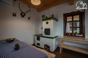 a living room with a pretend stove in a room at Limbus Fogadó in Gyöngyöstarján