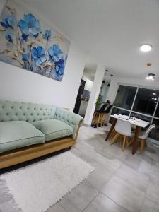 a living room with a couch and a table at Departamento ÚNICO in Presidencia Roque Sáenz Peña