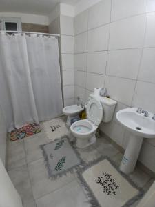 a bathroom with a toilet and a sink at Departamento ÚNICO in Presidencia Roque Sáenz Peña +7 photos