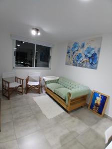 a living room with a couch and a window at Departamento ÚNICO in Presidencia Roque Sáenz Peña