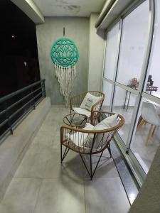 a room with a chair and a chandelier at Departamento ÚNICO in Presidencia Roque Sáenz Peña