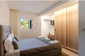 a bedroom with a bed and a sliding door at Serração House in Rio Caldo
