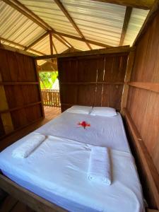 a bed in a tent with two towels on it at Cumbilinchero Selva Mojada in Nuquí