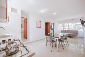eine Küche und ein Esszimmer mit Tisch und Stühlen in der Unterkunft Apartamento Edificio Neon Centro in Ibagué + 38 Fotos