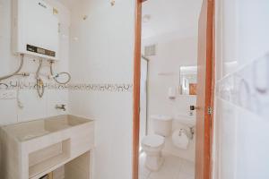ein weißes Badezimmer mit Toilette und Waschbecken in der Unterkunft Apartamento Edificio Neon Centro in Ibagué