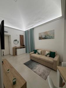a living room with a couch and a table at Sorrento Gem House in Meta