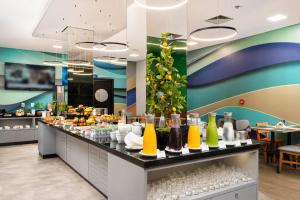 a buffet line in a restaurant with drinks on it at Comfort Hotel Joinville in Joinville