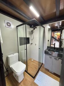 a bathroom with a toilet and a sink at Villa Royal in Imperatriz