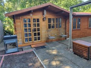 a small cabin with two chairs and a grill at Sommerhaus in Eggstedt