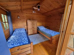 a room with two beds in a log cabin at Sommerhaus in Eggstedt