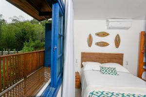 a bedroom with a bed on a balcony at Pousada Paraíso Almada in Ubatuba +162 photos