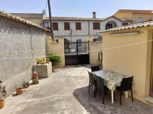 a patio with a table and chairs in a courtyard at Casa Giulia in Pula