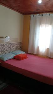 a bedroom with a large bed with a window at Refúgio a 300m da prainha! in Rifaina +30 photos