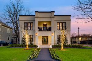 a white house with lights in the front yard at Modern Spacious 3 bed 3 12 bath suites in Dallas