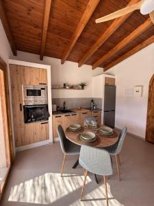a kitchen with a table and chairs in a room at Villa Majora - Piscina climatizada in Tuineje