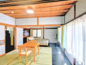 a room with a table and a bed and a bedroom at Apt南熱海-網代 in Atami