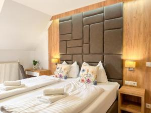 two twin beds in a room with two lamps at Chalet-Apartment Alpenresidenz in Sankt Michael im Lungau +56 photos