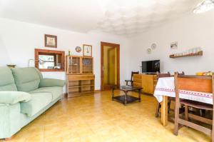 a living room with a couch and a table at Es Jaç in Cala Santanyi