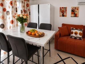 a living room with a table with a bowl of fruit at La Dune Bohème chic in Saint-Maurice-de-Beynost