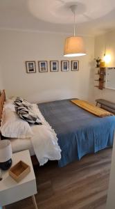 ein Schlafzimmer mit einem großen Bett und einem Tisch in der Unterkunft Cabedelo River Flat in Darque + 23 Fotos