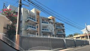 a building with a fence in front of it at Apt cómodo a 6 minuto de megacentro in El Bonito