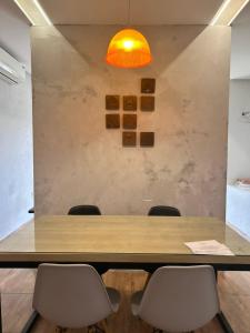a conference room with a table and chairs at Loft Moderno I in Mossoró