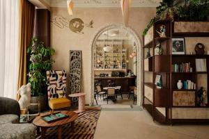 a living room with an archway and a dining room at Nômade Temple Madrid in Madrid