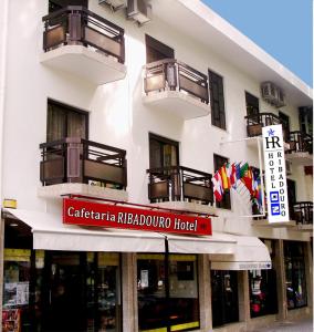 ein Gebäude mit einem Schild für ein Hotel in der Unterkunft Hotel Ribadouro in Alijó