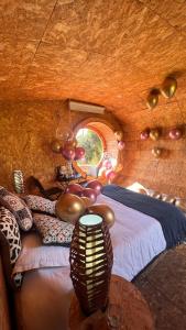a room with a bed and a vase on a table at Glampings Magic Bungalow in Villa de Leyva