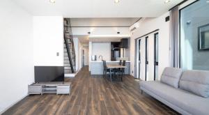 a living room with a couch and a kitchen at LIFEMENT GLANZ Okimi in Etajima