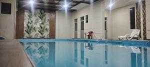 a large swimming pool in a living room with at Hotel Central in Cochabamba