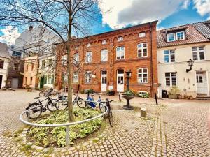 a group of bikes parked in front of a building at Courtyard Idyll Apartment in Rostock