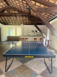 a ping pong table in the middle of a room at Refúgio das Rosas in Pedro do Rio