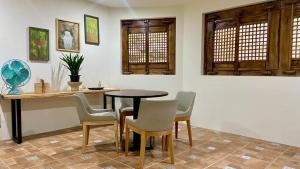 a dining room with a table and chairs at 如家小憩 in Shui-t'ien +8 photos