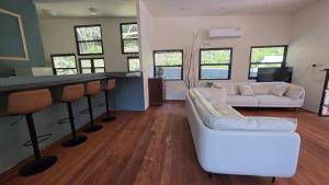 a living room with a bar and a white couch at 如家小憩 in Shui-t'ien