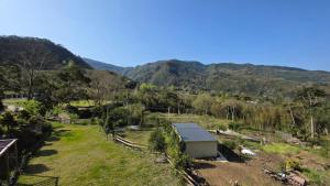 a view of a farm with mountains in the background at 如家小憩 in Shui-t'ien