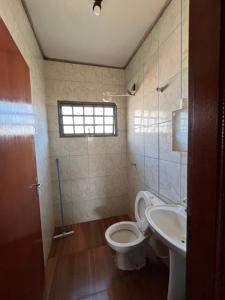 a bathroom with a toilet and a sink at ''Pousada Rosa Amiga'' in Barretos +13 photos