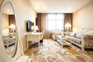 a living room with a couch and a mirror at Dayi Yihao hotel in Xiamen