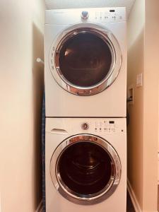 a washing machine and a dryer in a room at Capilano Happylife in North Vancouver
