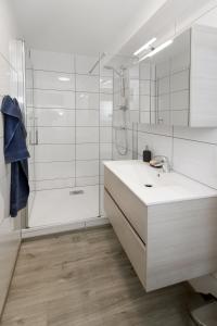 bagno bianco con lavandino e doccia di Xperience-Today Eupen a Eupen