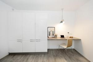 - un bureau blanc avec un bureau et une chaise dans l'établissement Xperience-Today Eupen, à Eupen