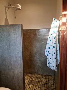 a shower with a towel hanging on a wall at Casa Bea in Fortim