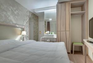 Letto o letti in una camera di PLATZHIRSCH ZÜRICH - Downtown Boutique Hotel & Sushi Lounge