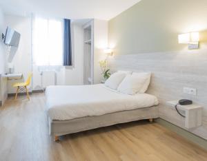a bedroom with a bed and a desk in it at Campanile Grenoble Centre Gare in Grenoble +57 photos