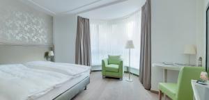 Letto o letti in una camera di PLATZHIRSCH ZÜRICH - Downtown Boutique Hotel & Sushi Lounge