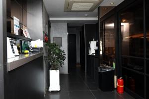 a room with a counter with a potted plant at 진해프렌치코드호텔 in Chinhae