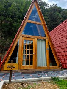 a house with a gambrel roof with a large window at Chalet Niquel in Mineral del Chico