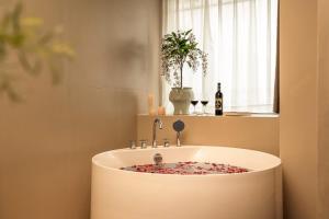 a bath tub in a bathroom with a window at Yunman Sky Cloud Quiet Garden Guesthouse offers breakfast and afternoon tea with free airport shuttle services The hotel provides a platform for visiting the ancient city and Yulong snow in Lijiang +108 photos